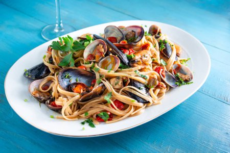 Photo for Tray of delicious linguine allo scoglio, italian pasta with seafood, mediterranean cuisine - Royalty Free Image