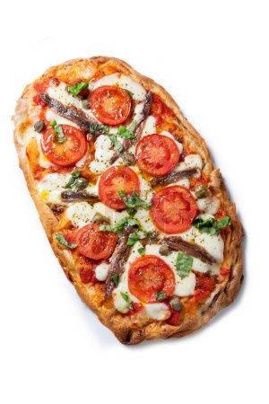 Foto de Deliciosa pizza romana con anchoas, alcaparras, mozzarella y tomate, comida italiana - Imagen libre de derechos