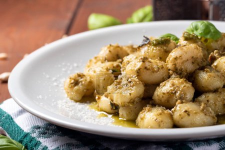 Téléchargez les photos : Assiette de délicieux gnocchi aux pommes de terre avec sauce pesto, cuisine italienne - en image libre de droit