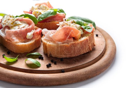 Téléchargez les photos : Délicieux crostini au prosciutto et mozzarella, snack italien - en image libre de droit