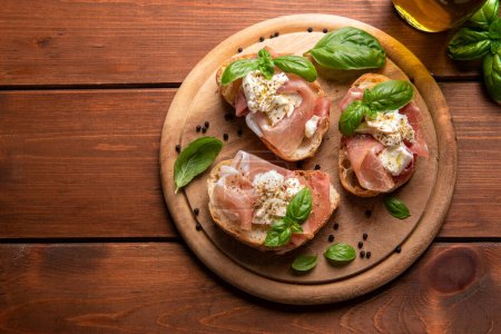 Téléchargez les photos : Délicieux crostini au prosciutto et mozzarella, snack italien - en image libre de droit