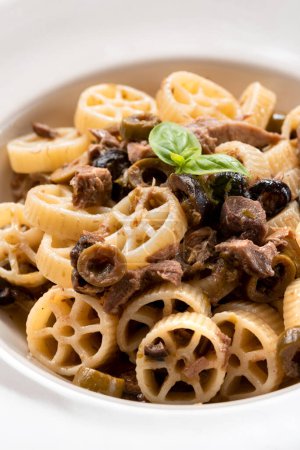 Foto de Placa de deliciosa pasta carlofortina con ruedas, una receta tradicional de pasta italiana - Imagen libre de derechos