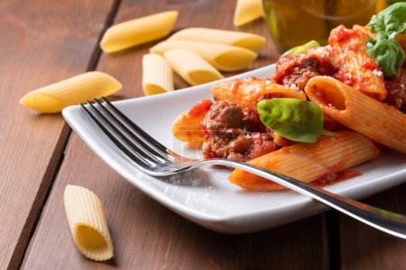 Foto de Placa de deliciosa pasta de salsa de tomate, receta tradicional de pasta italiana - Imagen libre de derechos