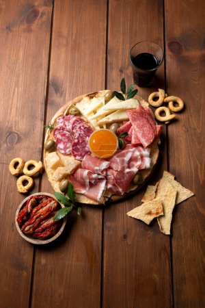 Foto de Bandeja con deliciosos alimentos italianos: salami, pecorino, jamón y parmesano - Imagen libre de derechos