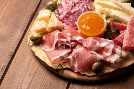 Foto de Bandeja con deliciosos alimentos italianos: salami, pecorino, jamón y parmesano - Imagen libre de derechos