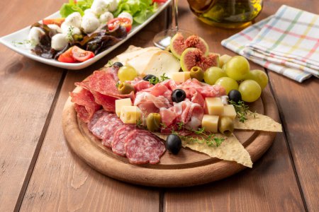 Foto de Primer plano de deliciosos pecorino italiano y rebanadas de salami, comida europea rústica - Imagen libre de derechos