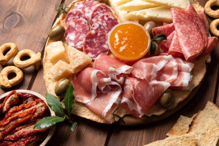 Foto de Primer plano de deliciosos pecorino italiano y rebanadas de salami, comida europea rústica - Imagen libre de derechos