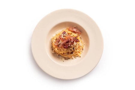 Téléchargez les photos : Vue du dessus des spaghettis romains traditionnels alla carbonara, une recette de pâtes italiennes avec sauce aux œufs, guanciale, pecorino et poivre noir, nourriture européenne - en image libre de droit