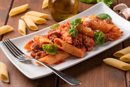 Téléchargez les photos : Plat de délicieuses pâtes à la sauce saucisse, cuisine italienne - en image libre de droit