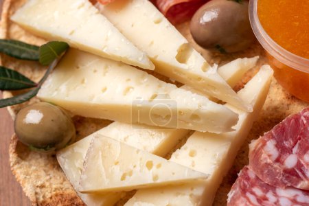 Foto de Rebanadas de salami y pecorino romano, comida italiana - Imagen libre de derechos