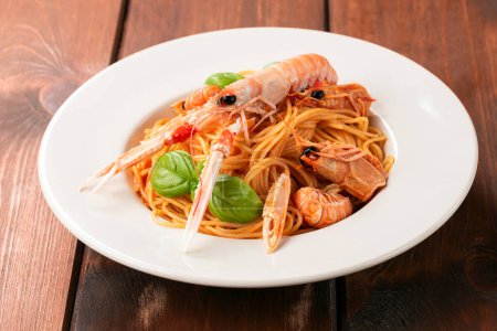 Foto de Pasta cocida con mariscos, espaguetis con Langostas - Imagen libre de derechos