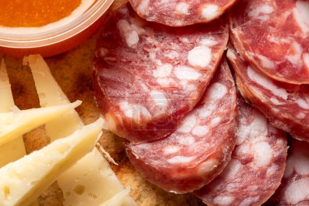 Téléchargez les photos : Gros plan de fromage tranché et de saucisse de salami - en image libre de droit