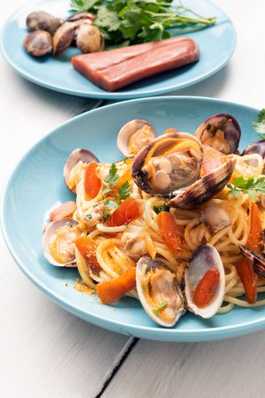 Foto de Pasta sabrosa cocida con mariscos, comidas en platos azules - Imagen libre de derechos