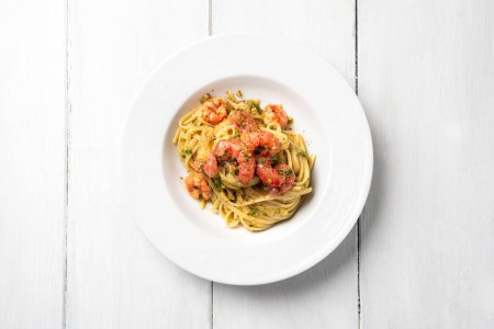 Foto de Pasta cocida con camarones, comida italiana en plato - Imagen libre de derechos