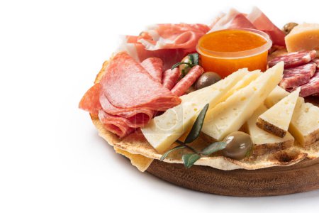 Foto de Bandeja con varios aperitivos italianos: salami, pecorino, jamón, parmesano y mostaza, comida europea - Imagen libre de derechos
