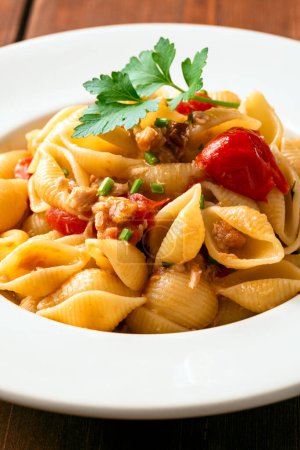 Foto de Placa de deliciosa pasta con salsa de atún, comida italiana - Imagen libre de derechos