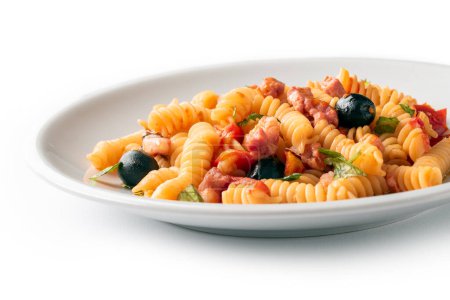 Téléchargez les photos : Une assiette de délicieux fusilli au bacon, sauce tomate et olives noires, pâtes italiennes, nourriture européenne - en image libre de droit