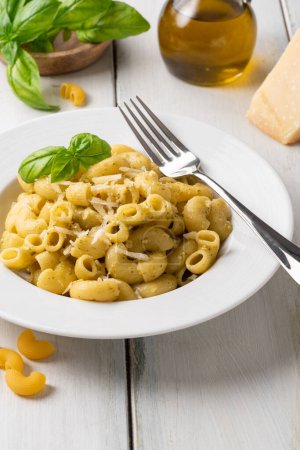 Téléchargez les photos : Assiette de délicieux maccheroni avec sauce pesto, pâtes italiennes, nourriture européenne - en image libre de droit