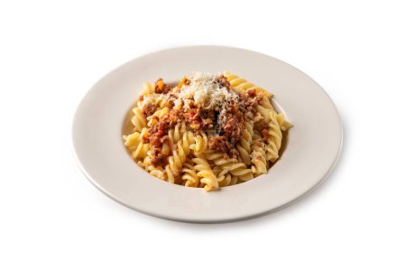 Foto de Placa de deliciosa pasta italiana con salsa de ragú de res y queso, aislado en blanco, vista superior - Imagen libre de derechos