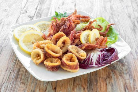 Foto de Dish of delicious fried calamari rings, italian food - Imagen libre de derechos
