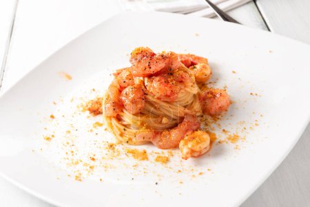 Foto de Placa de deliciosos espaguetis con camarones, comida italiana - Imagen libre de derechos