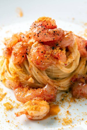 Téléchargez les photos : Assiette de délicieux spaghettis aux crevettes, cuisine italienne - en image libre de droit