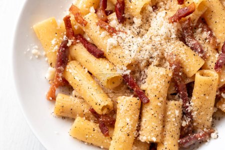 Téléchargez les photos : Pâtes alla gricia, une recette romaine traditionnelle de macaroni au guanciale et pecorino, cuisine italienne - en image libre de droit