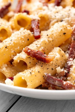 Téléchargez les photos : Pâtes alla gricia, une recette romaine traditionnelle de macaroni au guanciale et pecorino, cuisine italienne - en image libre de droit