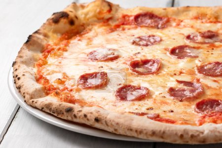 Foto de Deliciosa pizza sarda con salami, pecorino, salsa de tomate y mozzarella, comida italiana - Imagen libre de derechos
