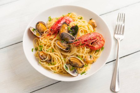 Téléchargez les photos : Assiette de délicieux spaghettis aux palourdes et crevettes, cuisine italienne - en image libre de droit