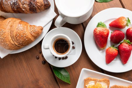 Téléchargez les photos : Délicieux petit déjeuner européen sur table en bois - tasse à café expresso, lait, fruits frais et croissants - en image libre de droit