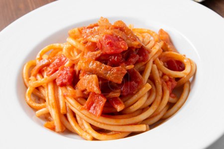 Téléchargez les photos : Gros plan de spaghettis italiens à la sauce tomate et fromage, nourriture européenne - en image libre de droit