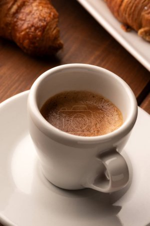 Téléchargez les photos : Fermer og tasse à café sur la table - en image libre de droit