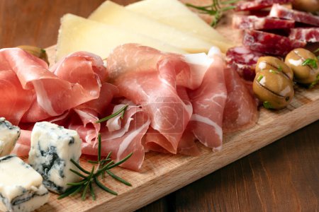 Téléchargez les photos : Délicieuses collations, viande, fromage, olives - en image libre de droit