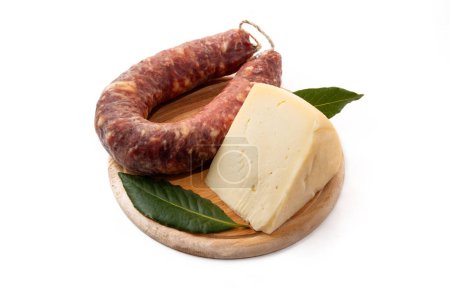 Foto de Bandeja con delicioso pecorino condimentado y salchicha de cerdo seca, comida típica italiana - Imagen libre de derechos