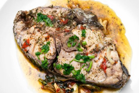 Téléchargez les photos : Délicieux croaker méditerranéen sur acqua pazza, une recette typiquement italienne de poisson cuit - en image libre de droit