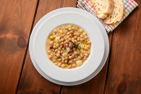 Téléchargez les photos : Délicieuse soupe de pois chiches aux pommes de terre et bacon, cuisine italienne - en image libre de droit