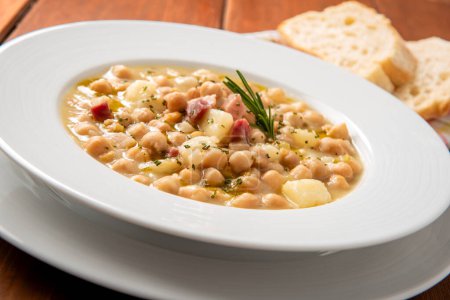 Téléchargez les photos : Délicieuse soupe de pois chiches aux pommes de terre et bacon, cuisine italienne - en image libre de droit