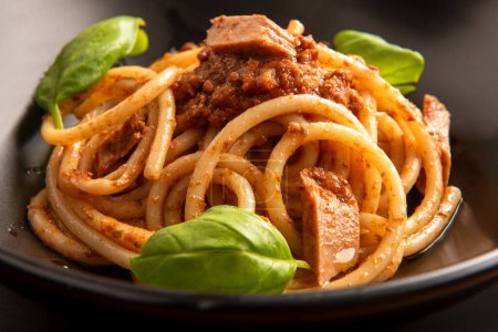 Téléchargez les photos : Plat de délicieux bucatini à la sauce carlofortina, Cuisine italienne - en image libre de droit