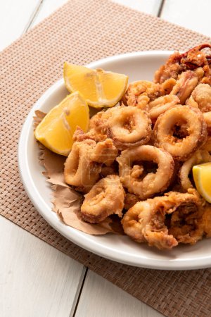 Téléchargez les photos : Assiette de délicieux calamars frits, cuisine italienne - en image libre de droit