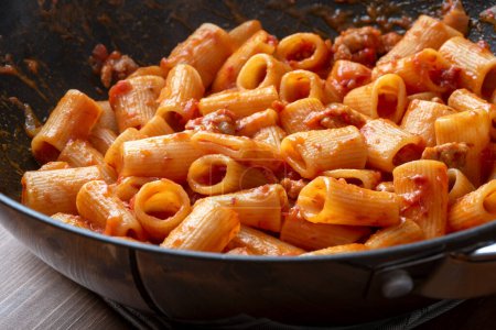 Téléchargez les photos : Délicieux rigatoni amatriciana, une recette traditionnelle de pâtes avec guanciale et sauce tomate, nourriture italienne - en image libre de droit