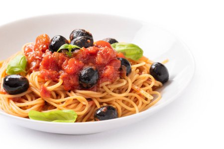 Foto de Placa de deliciosos espaguetis con salsa de tomate, albahaca y aceitunas negras, comida italiana - Imagen libre de derechos