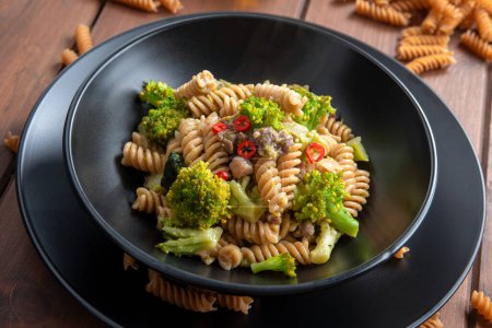 Téléchargez les photos : Assiette de pâtes délicieuses avec saucisse de porc et brocoli, cuisine italienne - en image libre de droit
