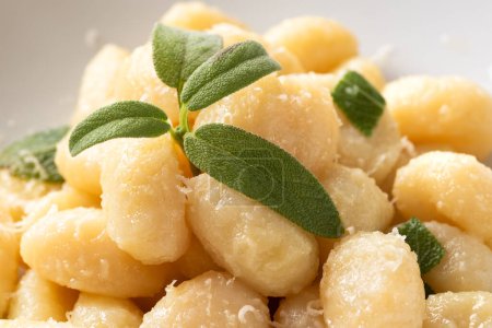 Téléchargez les photos : Plat de délicieux gnocchis typiques de pommes de terre au beurre et à la sauge, pâtes italiennes, cuisine européenne - en image libre de droit