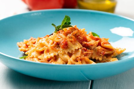Foto de Placa de deliciosa pasta italiana con salsa de pescado, cocina mediterránea - Imagen libre de derechos