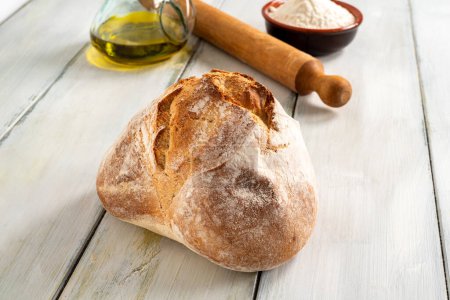 Foto de Su moddizzosu, una forma tradicional de pan sardo con sémola de trigo duro y levadura natural, comida italiana - Imagen libre de derechos
