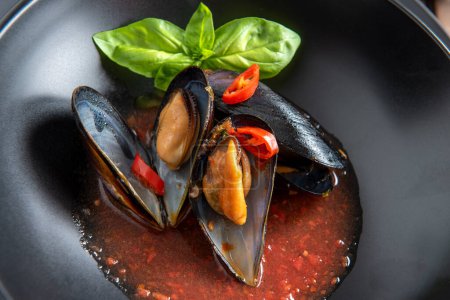 Téléchargez les photos : Delicious cozze alla sorrentina, a recipe of mussels with tomato sauce, Italian food - en image libre de droit