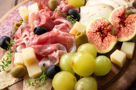Foto de Primer plano de deliciosos quesos, salami y fruta fresca, gastronomía italiana, comida europea - Imagen libre de derechos