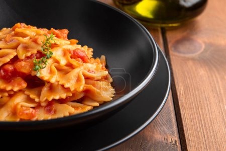 Téléchargez les photos : Plat de délicieux spaghettis aux tomates, cuisine italienne, régime méditerranéen typique - en image libre de droit