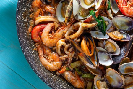 Foto de Sartén con deliciosa sopa de mariscos, comida italiana, cocina mediterránea - Imagen libre de derechos